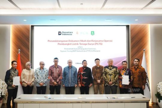 Kolaborasi pemerintah dan swasta hibahkan dua PLTS untuk warga Sumenep