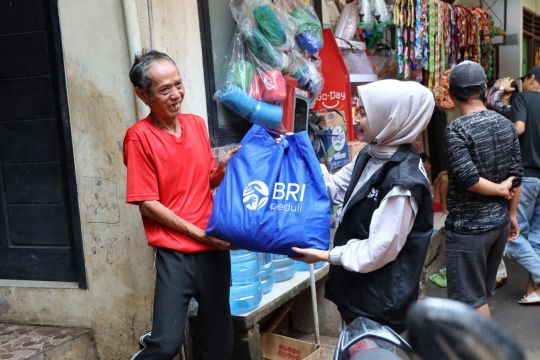 BRI Peduli bagikan 279 ribu paket sembako dan berikan santunan untuk ribuan anak Indonesia
