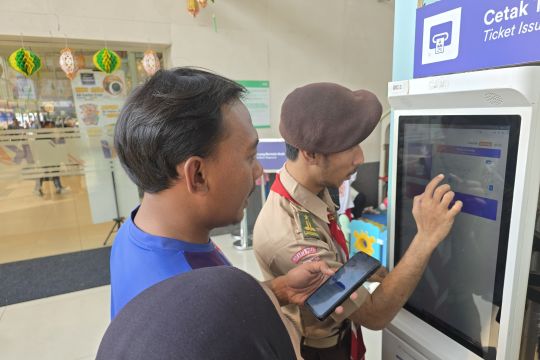 Belasan relawan pramuka bantu layani pemudik di Stasiun Pasar Senen