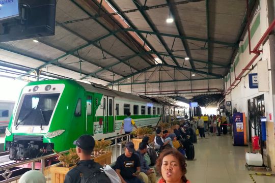 KAI Madiun: Hari kedua Lebaran penumpang mudik masih padati stasiun&nbsp;