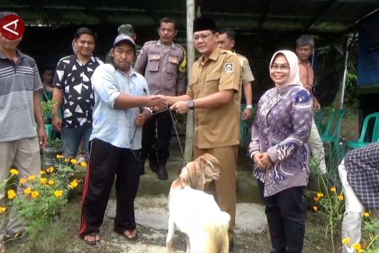 Pemkab Sleman serahkan kambing betina untuk bantu modal UMKM rintisan