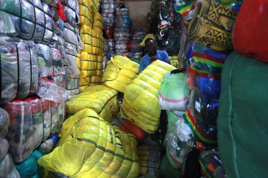 Potret hiruk-pikuk pasar pakaian bekas di Pantai Gading