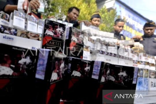 Bea Cukai Makassar sita 17,8 juta batang rokok ilegal