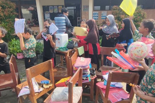 Guru dan siswa di Sukoharjo bersatu bersihkan sekolah pascabanjir
