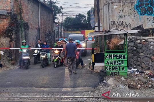 Perlintasan kereta di Stasiun Bekasi Timur dipasangi palang pintu