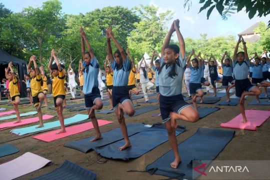 Pecahkan rekor MURI, 12.971 pelajar Bali serentak yoga asana