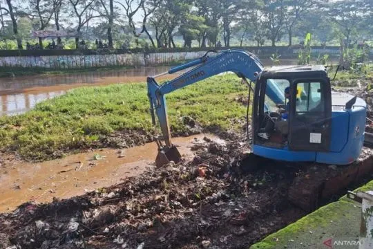 SDA Jaksel keruk kali dan saluran cegah banjir di Jalan Sinabung