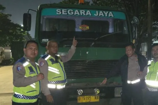 Satlantas tindak dua truk yang melawan arah di Cilincing Jakut