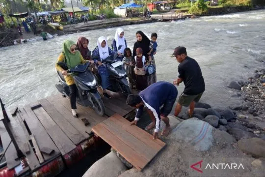 Hanya rakit drum bekas,  satu-satunya penyelamat akses warga Nagari Anduriang pascabencana