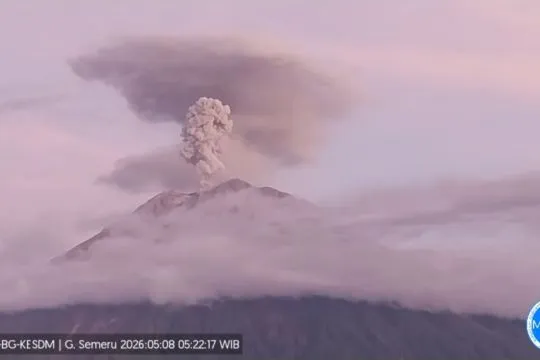 Gunung Semeru erupsi lima kali dengan tinggi letusan capai 1,2 km