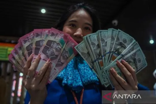 Rupiah menguat dipicu kombinasi sentimen domestik