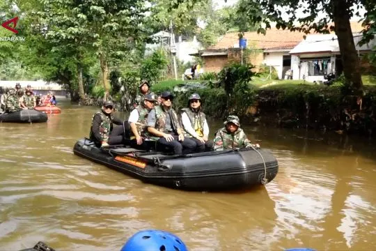 Tinjau Ciliwung, AHY sebut normalisasi sungai rampung pada 2029
