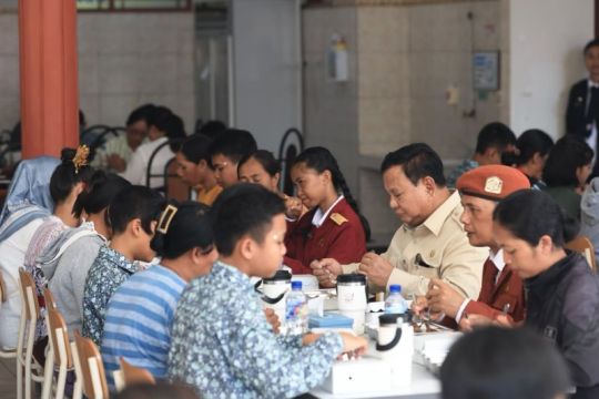 Prabowo shares lunch with Sekolah Rakyat students in Tabanan Bali