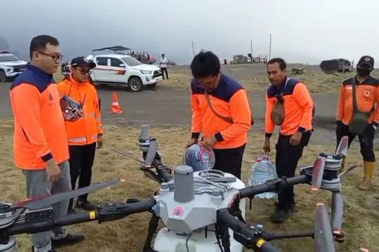 BPBD Jatim kerahkan drone water spray, padamkan karhutla di Bromo
