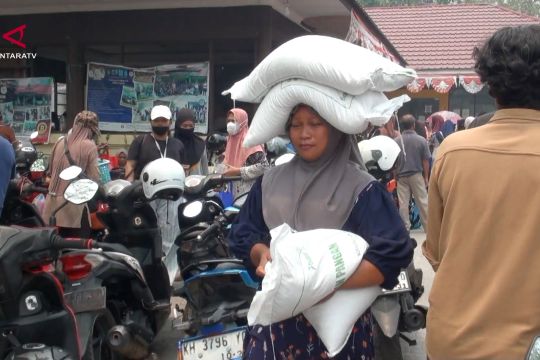 2.711 warga Pahandut terima bantuan dari pemerintah beras 30 kg