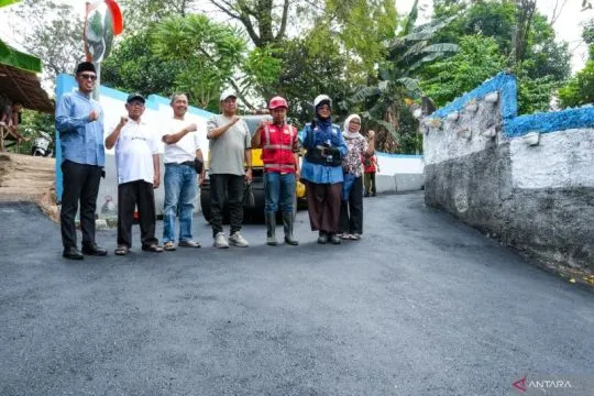 Pemkot Jaktim perbaiki jalan rusak di Cipinang Melayu
