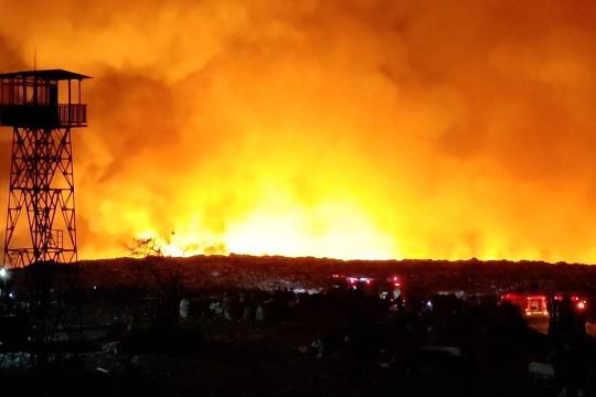 TPA Jatibarang Semarang terbakar, Damkar berjibaku lokalisasi api