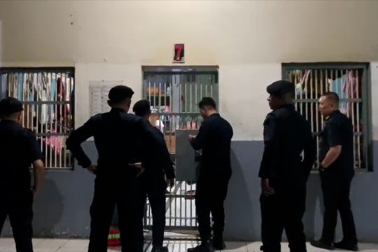 Aparat gabungan geledah 60 kamar hunian Lapas Kendari