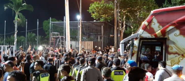 Ratusan suporter unjuk rasa usai timnas Indonesia ditaklukkan Vietnam