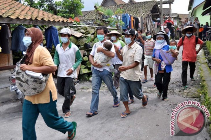 Puluhan warga lereng Merapi di Sleman masih mengungsi