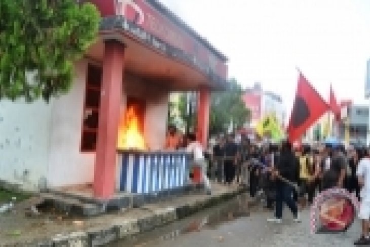 Unjuk Rasa Mahasiswa di Samarinda Anarkis