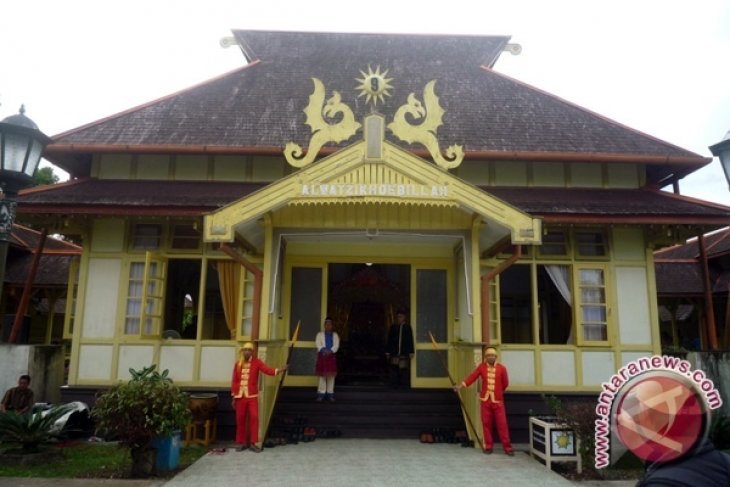 Artikel - Wisata Sejarah Ke Keraton Sultan Sambas (1)