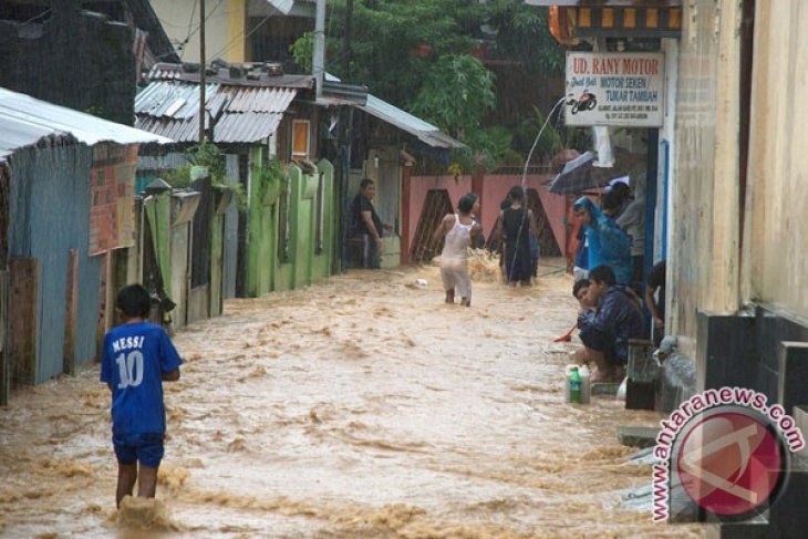 Stasiun Meteorologi hujan lebat dan petir bayangi laut Maluku