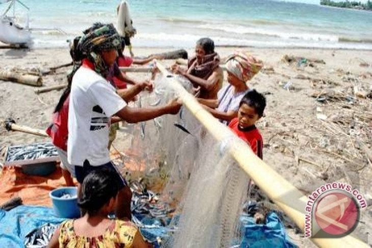 Pemerintah Bangka Salurkan Bantuan Alat Tangkap Nelayan