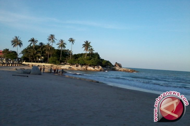 Pemkab Lengkapi Fasilitas Wisata Pantai Baturakit Antara