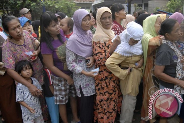 Polresta Tangerang bagikan sembako ke warga Mauk