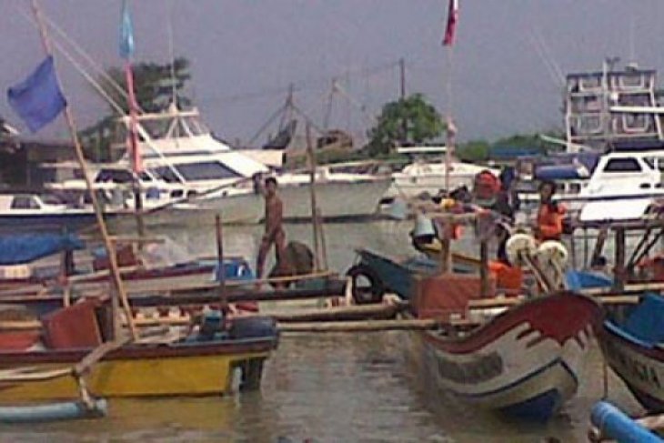 Ribuan nelayan Karawang peroleh bantuan beras