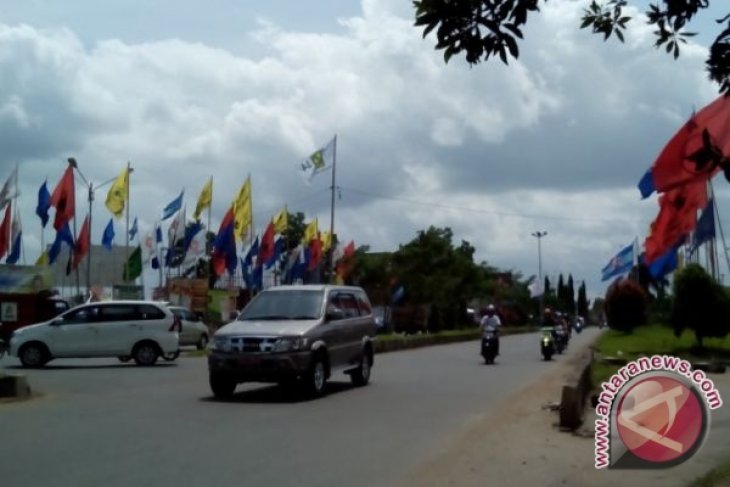 Panwaslu Kubu Raya Tertibkan Ratusan Atribut Caleg