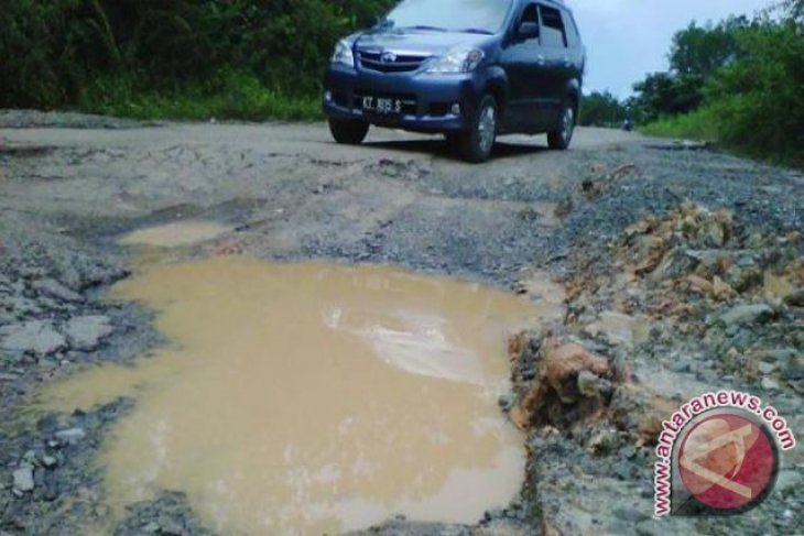 Lubang jalan makin lebar hiasi jalan di Penajam