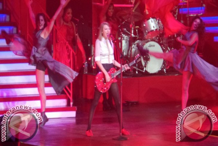 Dominasi Merah dan Histeria Penonton Warnai Konser Taylor Swift