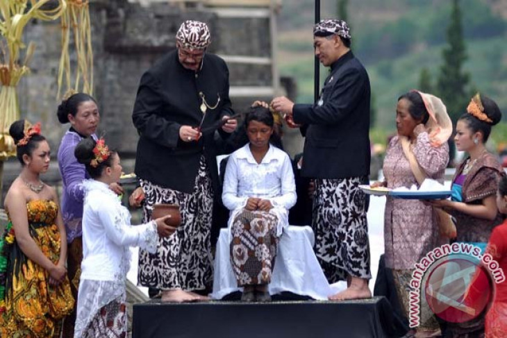 Ritual potong rambut gimbal tutup festival budaya Dieng