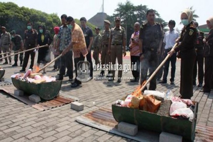 Kejari Bekasi musnahkan barang bukti kejahatan 2013-2014
