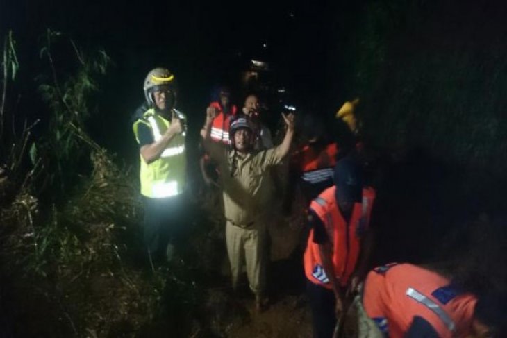 Waspada Longsor Di Jalur Alternatif Puncak