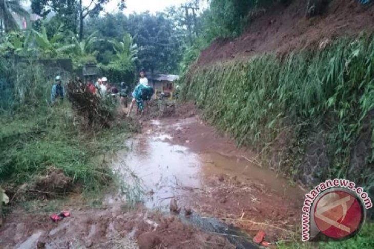 Waduh, Jalan Alternatif Menuju Gunung Padang Longsor