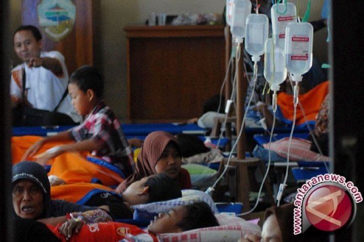 Korban keracunan massal di Sampang terus bertambah