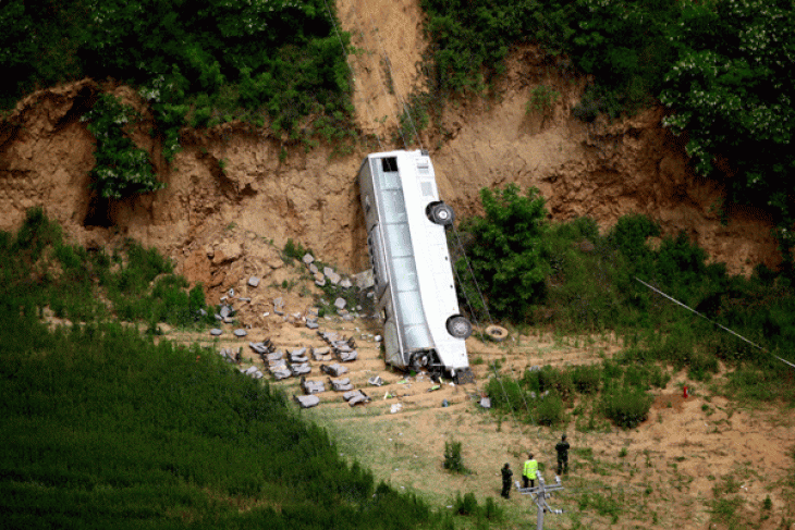 Bus terjun ke jurang, 24 orang meninggal dunia