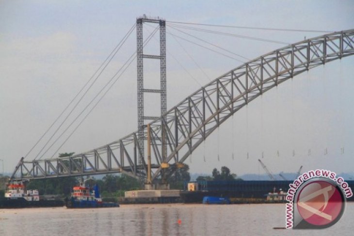 Rangka Lantai Jembatan Kartanegara Segera Dipasang