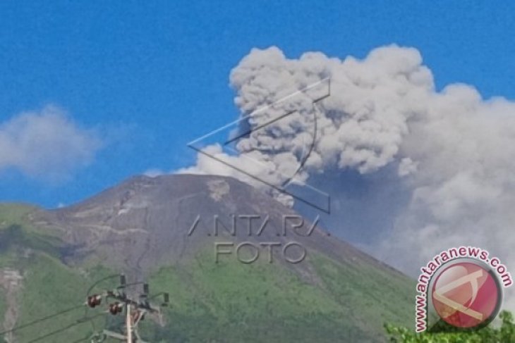 Gunung Gamalama Meletus