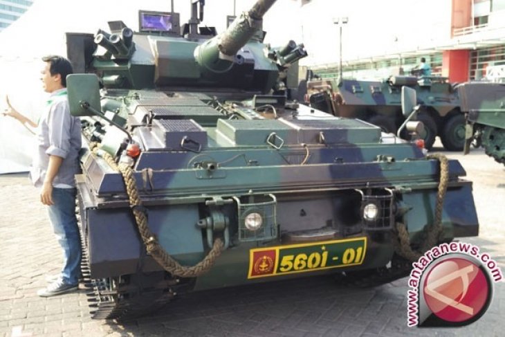 Selfie Berlatar Kendaraan Lapis Baja di IIMS Military Zone