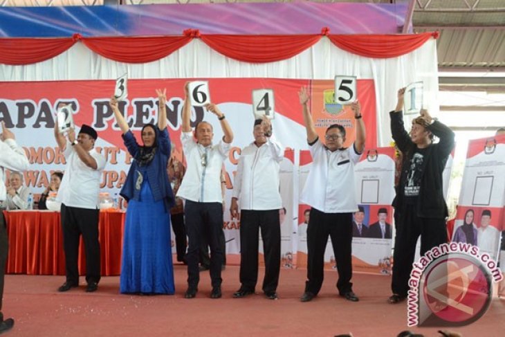 Cabup/Cawabup Karawang Nanan-Asep Bersih-bersih Lingkungan