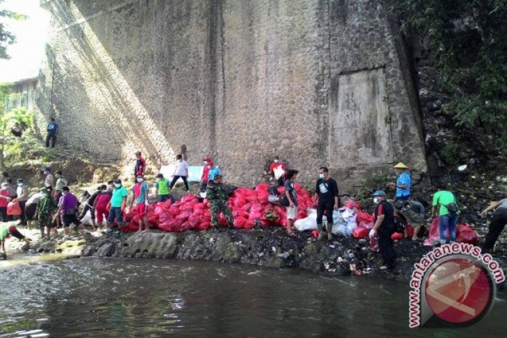 Pejabat Warga Jember Bersihkan Sampah Sungai Bedadung