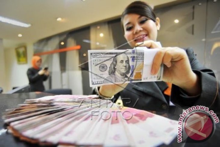 Rupiah melemah di tengah perang dagang yang tak kunjung usai
