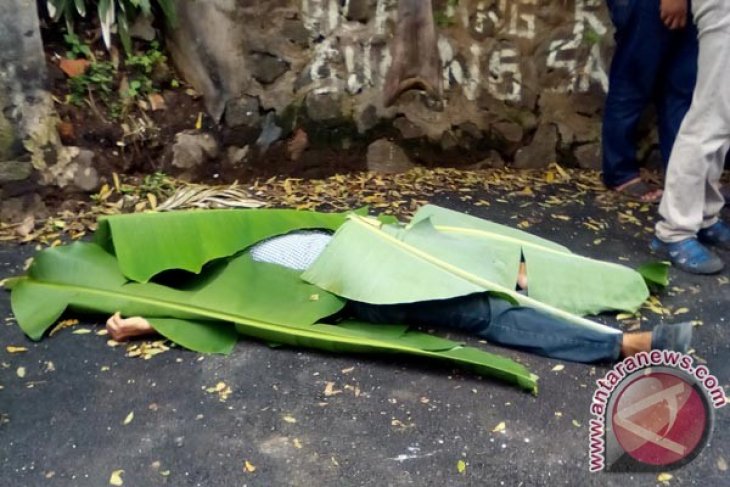 Jenazah Pria Ditemukan Di Depan Kantor Arsip