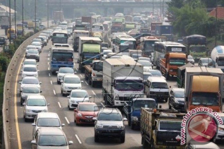 Jalan Tol Jakarta-Cikampek wilayah Karawang padat
