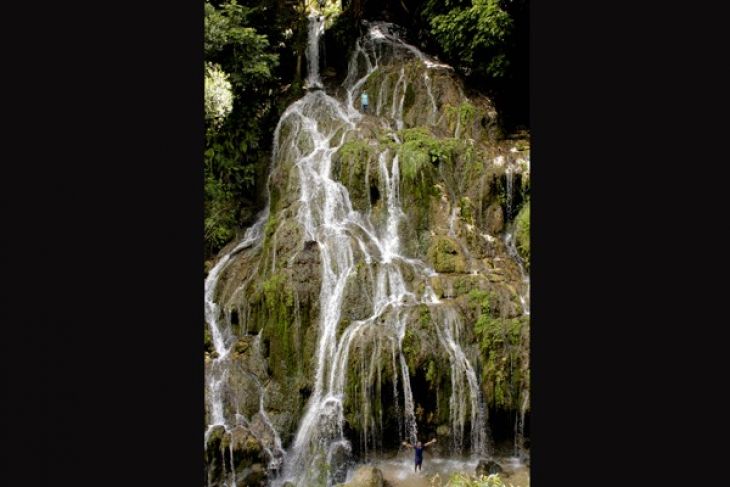東ヌサトゥンガラ州の魅力的なSIATA MAUHALEK滝