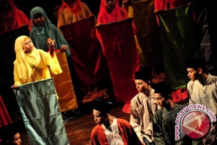 UKM rongsokan tampilkan teater